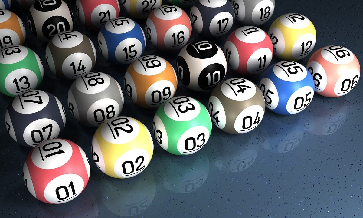 Lottokugler der illustrerer sandsynligheden for at vinde i lotto